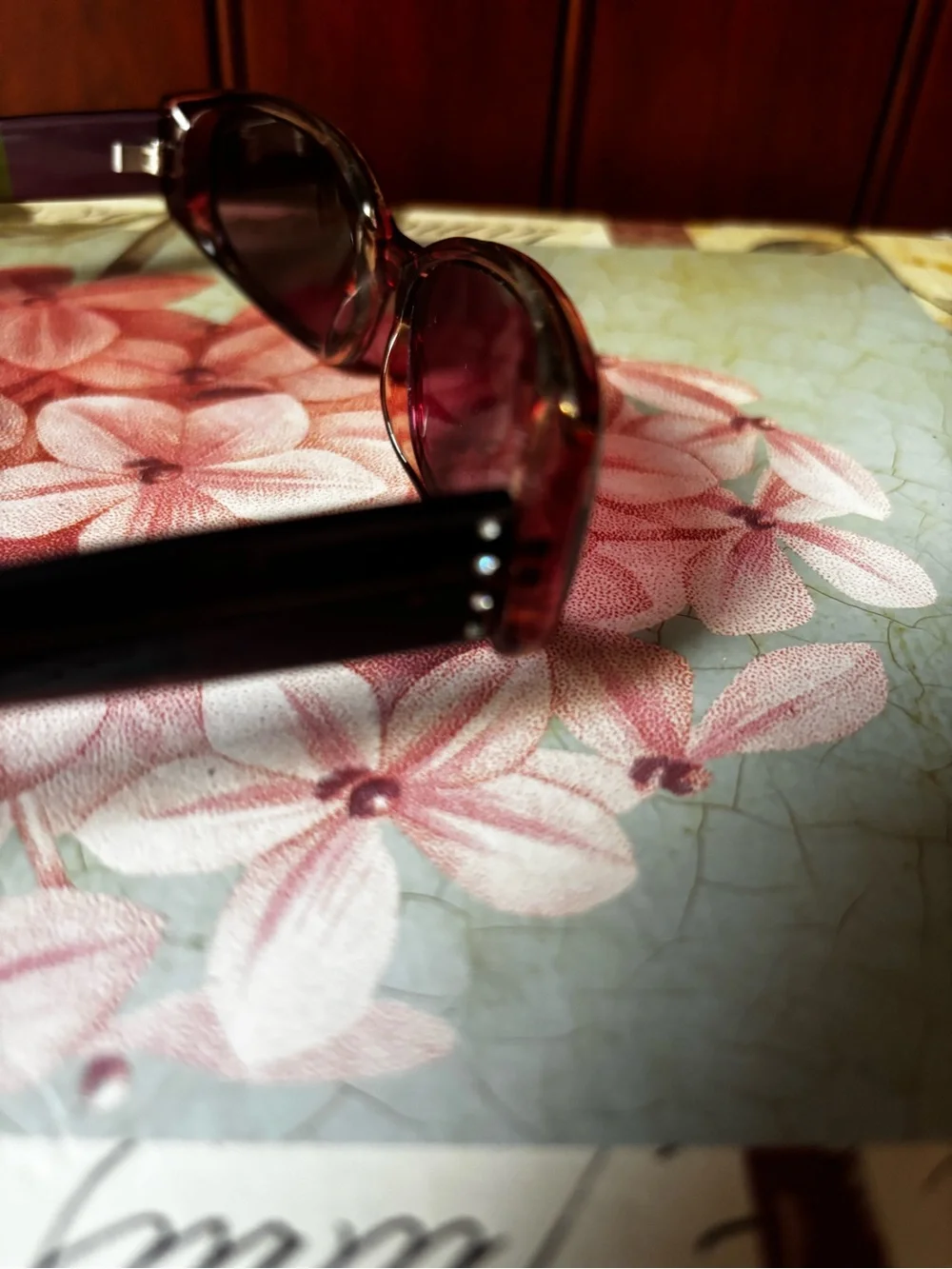 Women’s VTG Fashion Sunglasses in Pink toned by Dockers